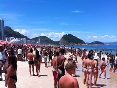 来ました！！

あの有名な｢コパカバーナビーチ｣です....。

あれ？あれ？あれ？でも楽しみにしていた美女の山やまヤマのはずなのに......お年寄り、子供しかいないぞ..。何で？.....

それはさて置き、何も考えずに海に入る...と、
｢うへっ！！冷た〜っ！！｣。思わず悲鳴を上げてしまう程、真夏だと言うのにリオの海水は飛び上がるほどメッチャ冷たいんです。大西洋の寒流の影響...のようです。
