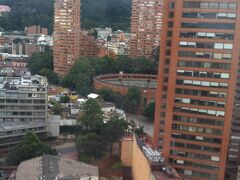 写真で見るとかなり古ぼけた小汚い街にも見えますが、実際には、全体的に古い建物が多いながらも、セントロなのにゴミもほとんど落ちていなく、常に人の手により掃除されている街だという印象を受けました。

我々の宿泊したクラウンプラザは、ホテル棟とアパートメント棟に別れており、後者に泊まりました。

部屋は大きく、台所つき　男２人でも十分すぎるぐらい大きく清潔なホテルでした。何故かテレビもトイレも日本製。頑張っています。日本企業。

目の前には闘牛場があるのですがこの時期は残念ながらアイススケートリンクになっていました。