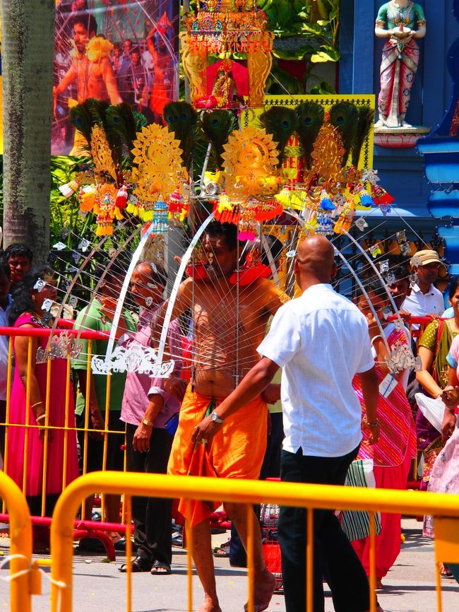 信者の方々が次々に…。<br /><br />よ〜くみてみると…