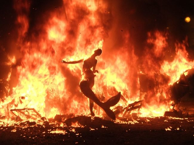 バレンシアの火祭りであやうく焼かれそうになる Las Fallas Under Siege Of Fire バレンシア スペイン の旅行記 ブログ By ノーーウォリーズさん フォートラベル