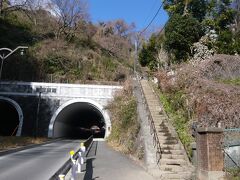 大仏坂トンネルの東口から葛原岡・大仏ハイキングコースに入ります。