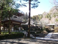 浄智寺。
鎌倉五山の第四位で、北条師時が1281年以後に建てたといわれています。