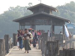 地元の人々も利用してます。
屋根の下には、休憩できる腰掛もあります。