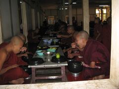 １０時２６分
アマラプラ観光の定番の一つ、
マハーガンダーヨン僧院の食事風景です。
この時間にあわせて、外国人観光客がたくさん来てました。