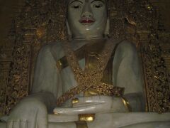 １６時５５分
チャウットージー・パヤー
大理石の表面のままの仏像。
これから、マンダレーヒルに登ります。