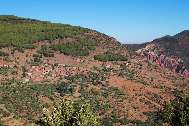 ２泊３日の砂漠ツアーへＧＯ！<br />ず〜〜〜っとこんな感じの景色が続きます。<br />フランス語が分からない私は車の移動中寝てばかりでした（笑）