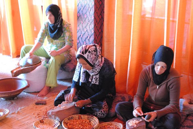 アルガンオイルを作る女性。<br />やる気なさげにごりごりしてました。