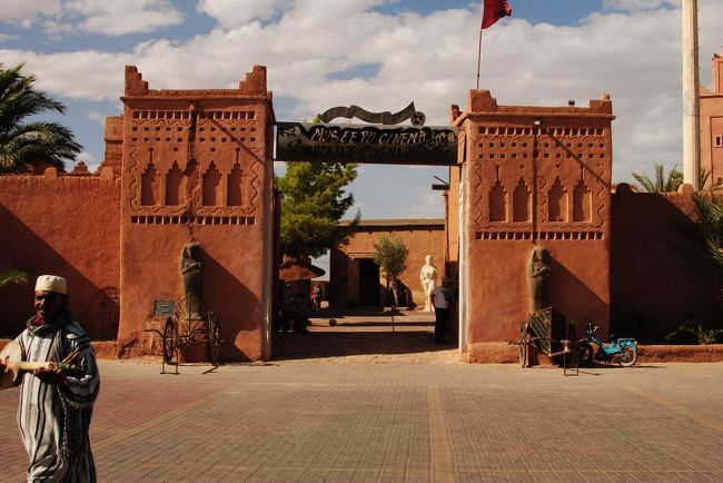 映画の撮影所に寄り道。<br />中に入るには有料なので外からだけ。