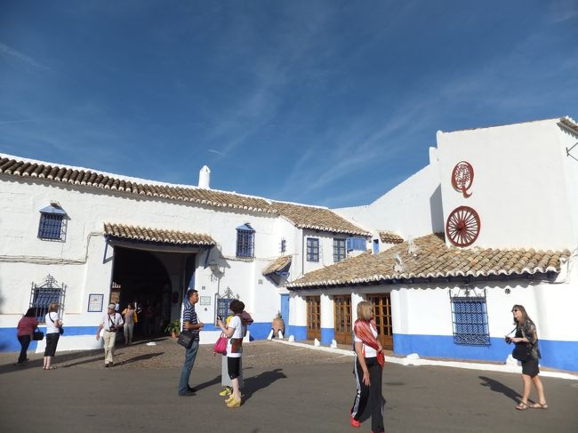 １０：２０　プエルト・ラピセのベンタ・デ・ドン・キホーテで休憩<br />作家セルバンテスが泊まった旅籠で現在はレストラン・土産物店。