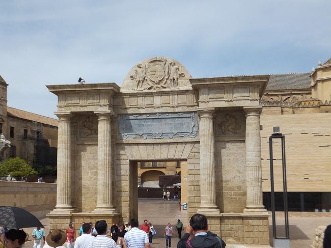 プエンテ門<br />町を囲んでいたアラブの城壁の一部。<br />１５７１年にルネッサンス様式で修復されています。