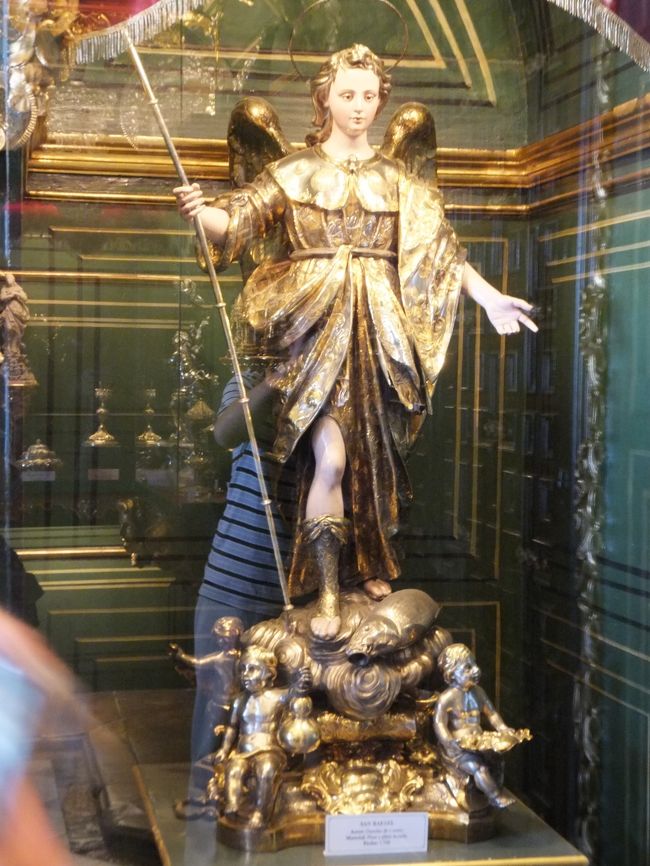 聖具室には絵画やこのように眩い物が多くありました。