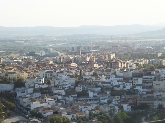 グラナダの町。<br />今日のホテルは高い所にあるのでしょうか？<br />どんどん上がって行きます。