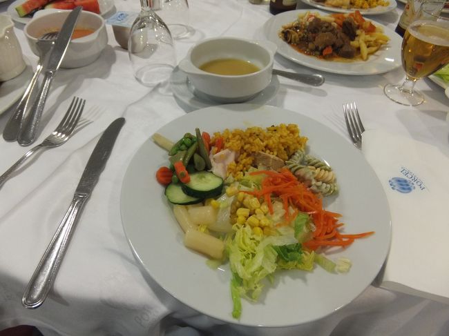 ２０：００　バイキングの夕食<br />今日は軽めに野菜中心にしました。<br />やっと色々な野菜のあるバイキングでした。<br /><br />レストランでは生演奏もあり、ＣＤを売っていました。