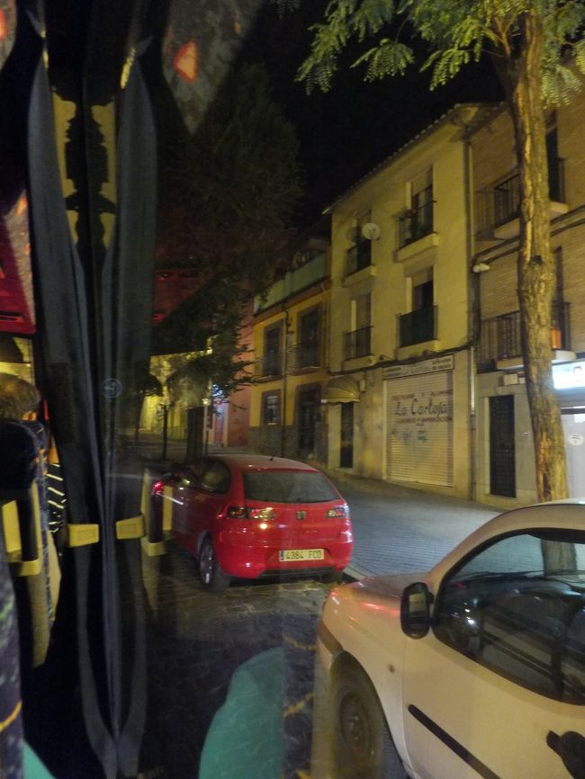 ２１：００頃　小さいマイクロバス２台でアルバイシン地区を通り、フラメンコショーを見に移動。<br />この辺りは町の中。