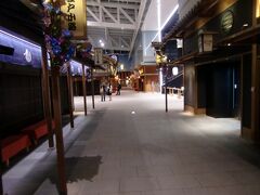 現在23:30。
羽田空港の江戸小路は
もうほとんどが閉まっちゃっていました。
