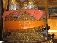 金箔の貼りすぎで、仏像とはわからない仏像。
ファウンドーウー・パヤーの目玉です。