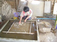 １２時
紙漉き工房見学。
お土産品も買いました。