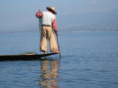 １１時１８分
インダー族の漁師を見ました。
本当に独特の片足での舟の漕ぎ方です。