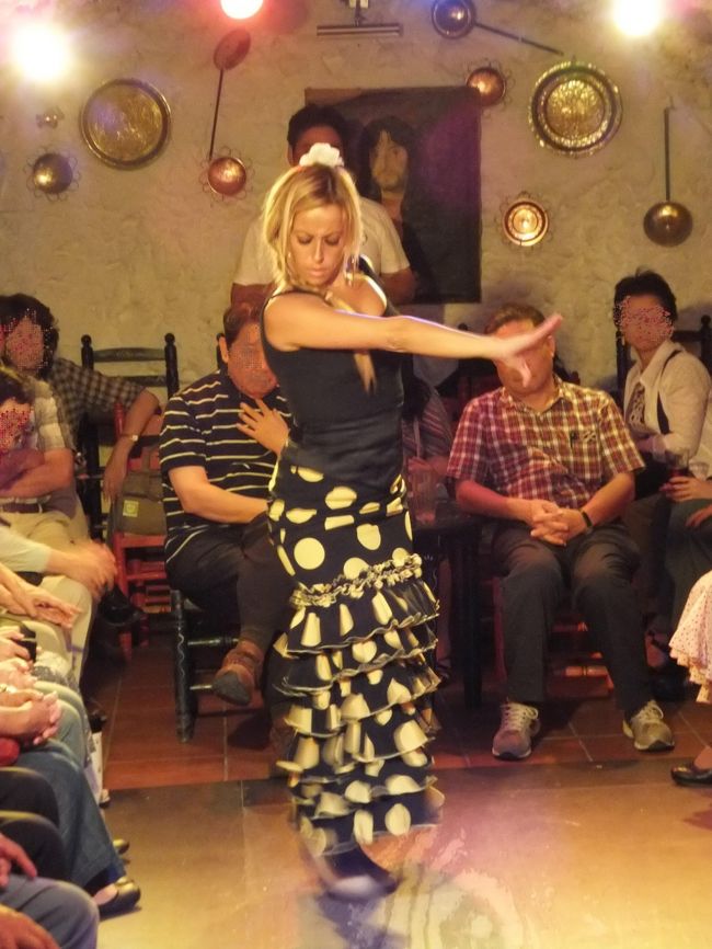 ３人踊ってとなりの洞窟のグループと交代です。