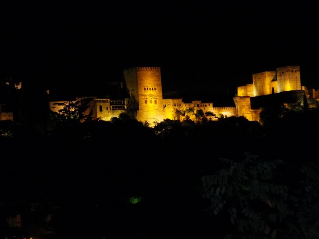 帰りに徒歩でライトアップされたアルハンブラ宮殿の夜景を見にいきました。<br />写真に収めるのは難しいですが、幻想的な感じでした。<br /><br />この辺りはフラメンコショーなどのお店も多く、他にも観光客がいっぱいいました。<br />