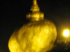 ２１時３分
ライトアップされた、ゴールデンロック
１月４日は、ミャンマーの祝日です。
ものすごい人がいました。
まるで、初詣状態です。