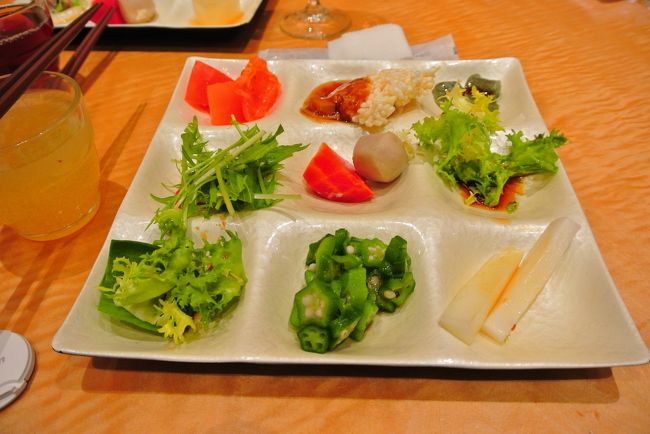 休憩後はもう１８時頃だったので、京都に帰ります。<br /><br />京都駅のビルにある、自然食バイキング「はーべすと」へ。<br /><br />京野菜が食べれてとてもおいしい！<br />