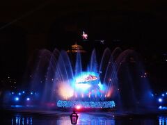 さて、ショーが始まりました。もう１つのレストランでの楽しみ。

「ファンタズミック」のショーを見ることができます。