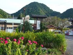 〔 美濃市駅 〕

駅前を花が彩る美濃市駅に戻ってきました。
もうだいぶ陽も暮れてきたみたい。