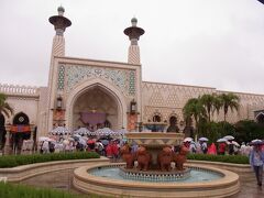 この日は、タワーオブテラーのファストパスを入手。そして、なんと、ビッグバンドビートの入場券に当選。
昨日、たくさん回ったので、今日はのんびりとアトラクションを回ります。

マジックランプシアターです。