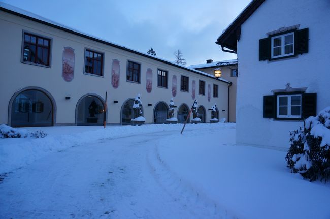 ちょっとてくてくホテル内をお散歩。<br /><br />このホテルにオコモリして、スパ三昧とか、<br />フシュル湖のんびりお散歩、とかも、贅沢だねぇ。