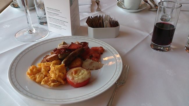 シュロスフシュルの朝食！<br /><br />素晴らしい朝食でしたよー。<br />チーズやスプレッドの種類も豊富だし、やっぱりパンが美味しい！！<br />あ、はちみつが、巣ごと置いてあって、自分で掬ってこれたのはテンション上がったー！<br />パンと巣はちみつのコンボはエンドレスになっちゃう（＾ν＾）<br /><br />レセプションもここのレストランも、従業員のお姉さんの服装がセクシーな民族衣装なんですよね。今はなかなか見ないスクエアネック(死語？w)で、それがお胸ぎりぎりまで広がってて、谷間がーーーという感じ。マニアには堪らないかも^ - ^<br /><br />そして、コーヒー？紅茶？って聞きに来てくれる感じがとても可愛いし、感じがよいの。気持ちがよい朝食でした。<br /><br />あ、眺めも最高ですよ。フシュル湖が見渡せるのです。