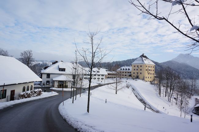 バス時刻検索サイト:  http://fahrplan.oebb.at/bin/query.exe/dn<br />で調べて、Hallstatt Lahnまでむかいます。<br />Bad Ischlと、Gosaumuhleそれぞれで二回乗り換え、計二時間ちょいの道のりです。<br /><br />道のりはこんな感じ  <br />ざっくりマップ参照:http://www.austria.info/media/14848/salzkmg_map1.pdf<br /><br />乗り降りしたいバス停の名前は、ホテルの人の聞くなり、ガイドブックみるなり、Googlemapでバス停らしきもの拡大するなりすれば、わかりますよー。<br />電車と違って停留所名を調べるの、大変だった(けど、こういう大変さって楽しいんですよね^ - ^<br /><br />ちなみに、この時期は、あまりバス本数がないです。<br />一時間に一本あったら上等かなぁ。<br /><br />という感じで、Hof b.Salzburg Abzw Schloss Fuschl停留所 9:48発 のポストバスを目指して、ホテルをあとにしました。<br />