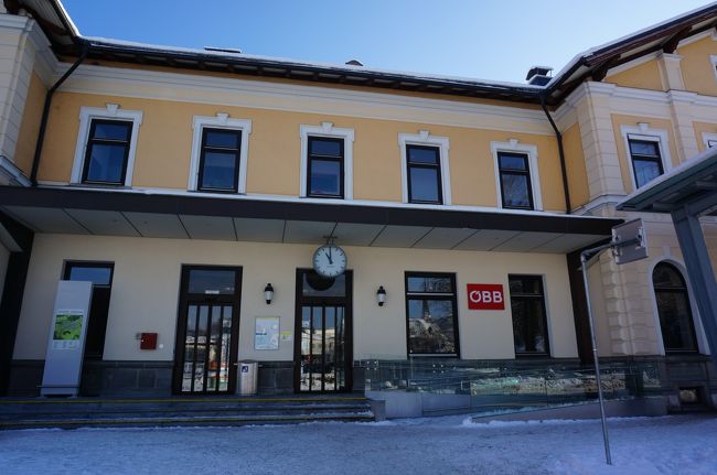 一時間景色を楽しみながら、あっというまに、BadIschln到着！！乗り換え時間は20minなので、うろちょろせずに駅探索。<br /><br />ザルツブルグから、遠回りだけど電車でもこれる街です。多分、ウィーンからザルツカンマーグートに直接くる人は電車つかうのかなぁ？Vilachでも通ってたOBB路線。