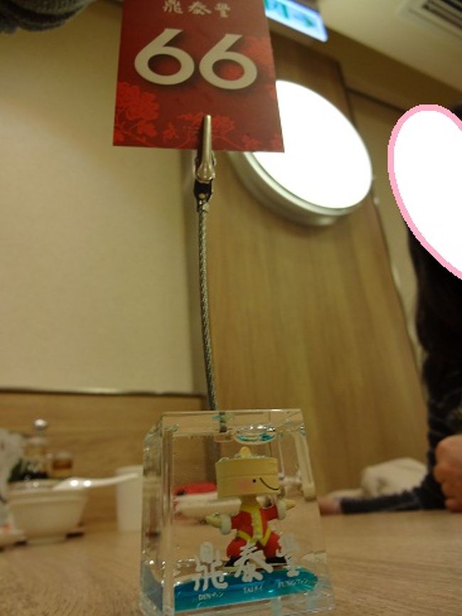 テーブル番号のカードを挟んであるカードスタンド、かわいい！<br />オリジナルマスコットでしょうか？