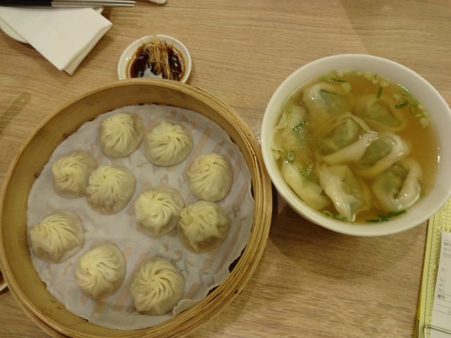 定番小籠包！<br />ワンタンスープと空芯菜の炒め物も頼みました。<br /><br />あと、もちろんビールを♪<br />「朝から飲むんですか〜！？」と後輩。<br />朝から小籠包で飲めるなんて、幸せじゃないかっ(^〜^)