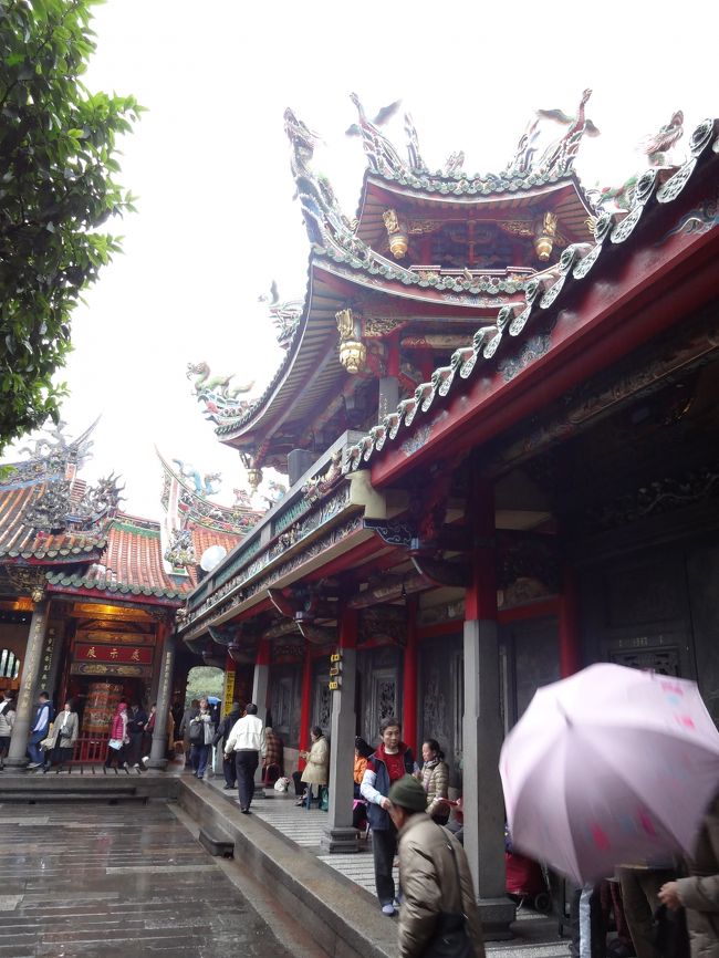 龍山寺で初詣です。<br /><br />お線香を買って、住所と名前を言って、お願い事を言ってきました。<br />赤い糸ももらうことができました。<br /><br />今年もよい旅ができますように。<br />そして、良い出会いがありますように。