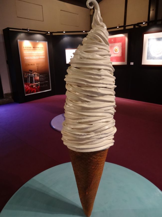 中には、コンテンポラリーな感じのギャラリーがいくつかありました。<br />これはただのソフトクリームではなく・・・