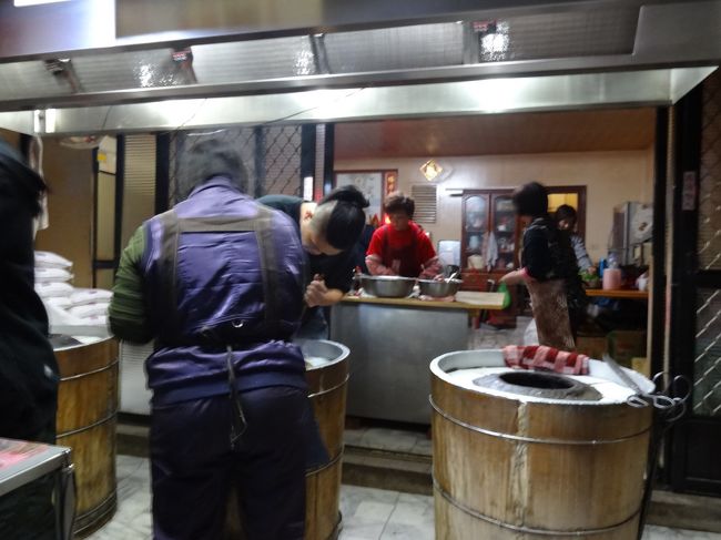 店内では忙しそうに胡椒餅を作っています。