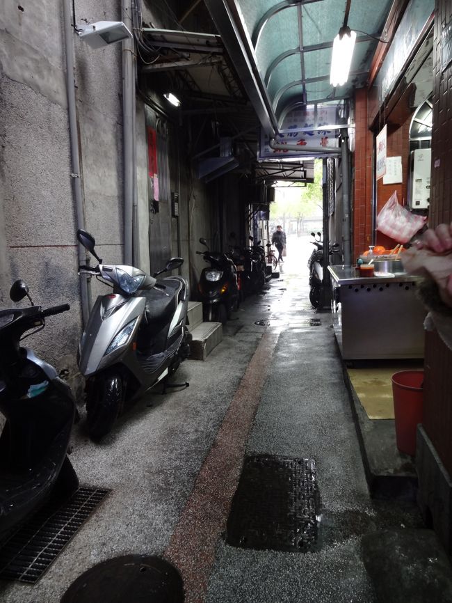 お店があるのはこんな路地です。<br />隣には、麺線屋さんがあります。<br />ＭＲＴ龍山寺駅のすぐ近くです。