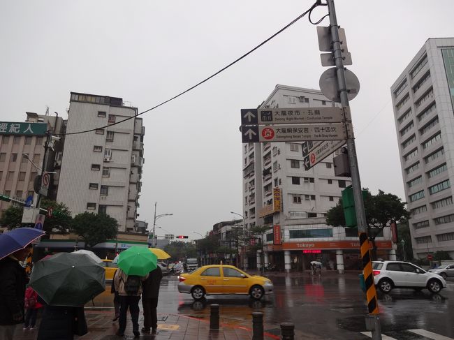 雨ざぁざぁです。<br />この日は1日中雨でした。<br /><br />でも、前日カウントダウン花火で雨が降らなかったことを考えれば、むしろ今日まで持ちこたえてくれたのかなぁ〜、なんて。<br /><br />都合のいい解釈をする私たちなのです。