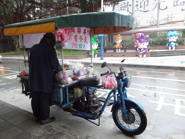 駅前に戻ってきました。<br />三輪オートバイがいいかんじ。