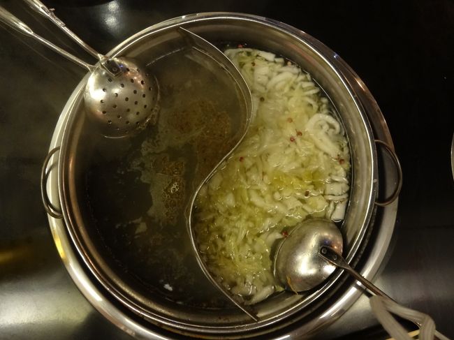 私たちは、バーベキュー味（？）と東北酸白菜味を選びました。