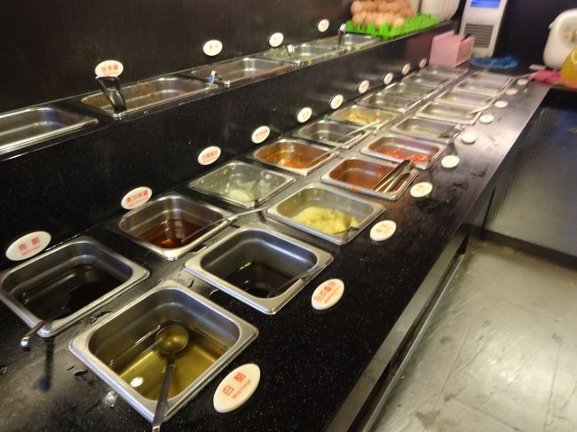 タレは、ここで好みに合わせて調合します。<br />イロイロ試してみたけど・・・結局「キムチ」と「しょうゆ＋酢」という、代わり映えのしないタレがいちばん気に入りました。