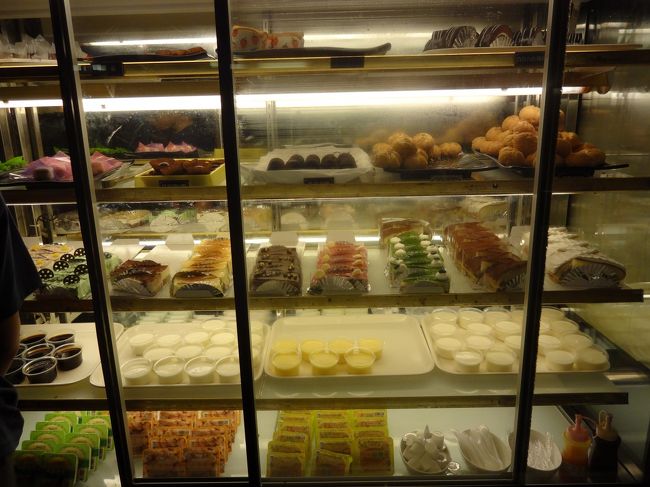 箸休めにケーキを。<br />ケーキからプリンからチョコレートまで、さまざまあります。