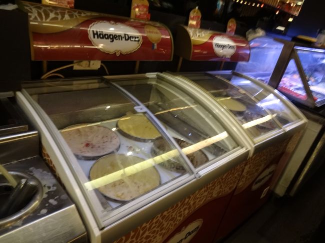 そ・し・て…真打登場、ハーゲンダッツ食べ放題！<br />この写真の倍ありますから！<br /><br />後輩ちゃんは、この旅で一番の笑顔を見せてくれました(*^^*)<br />ふだんは小食の彼女ですが、ダッツを３回もおかわりしてました。<br /><br />これで1,500円しないんだもんなぁ〜。<br />大人数で行ったら、楽しいだろうなぁ！<br />台北旅行では今後「マスト」になりそうなお店でした。<br /><br /><br />はち切れそうなおなかを抱えて、ホテルに戻った2人なのでした。<br />
