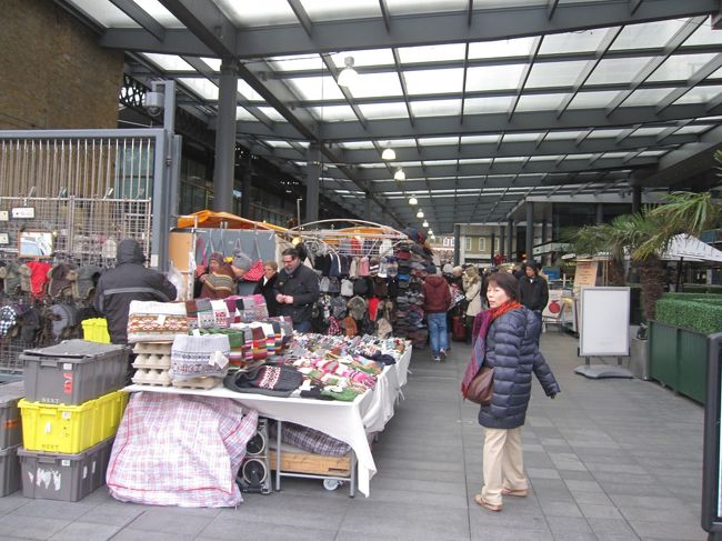 スピタルフィールズ・マーケットへ。<br />洋服とかカバンのお店が多かったかな。<br /><br />やっぱり野外なので寒い！！