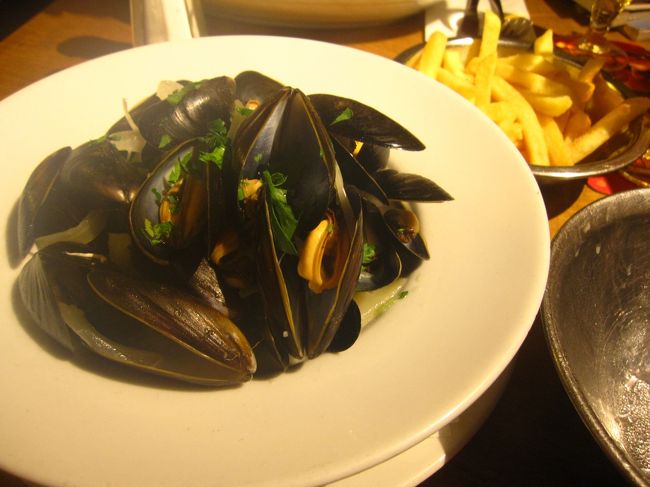 コベントガーデンのキャスキッドソンでお買い物。<br />セール期間中で欲しかったものが日本の半額近い値段に。<br />テンション上がって大量買い。<br /><br />その後はすぐ向かいのベルゴセントラルでお昼ご飯。<br />ランチの私はムール貝より小さい貝とチップス。