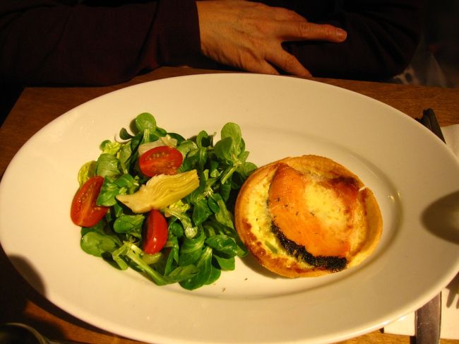 母はサーモンのたるとみたいなの。<br /><br />これにワンドリンク（ビールは半パウント）付いたランチ。