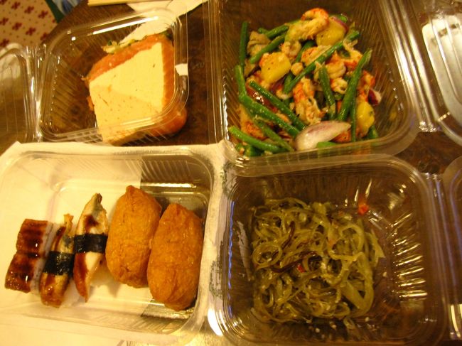 ハロッズでお買い物して地下で夕食を調達。<br />すでに日本食恋しくてお寿司とサラダなどを。<br /><br />ハロッズのお寿司のコーナーでは日本人の方が働いてらっしゃいました。<br />お寿司はご飯が美味しくなかった・・・。<br />右下のは同じくお寿司コーナーにあった海草のサラダ。<br />このサラダと上のエスニックなインゲンのサラダが美味しかった！<br />左上はサーモンのテリーヌ。味が濃かった。