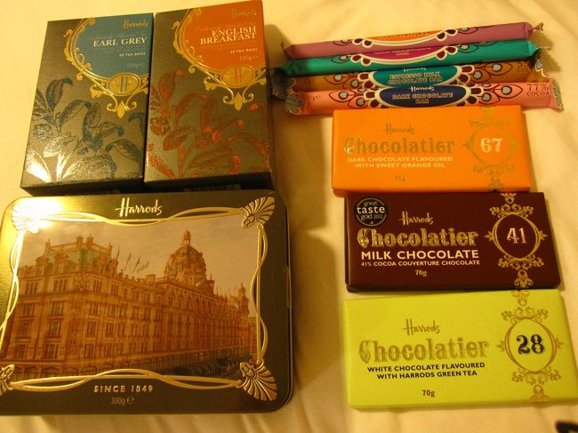 ハロッズで買ったお土産など。<br /><br />右上からチョコレートスティック。包装が可愛くて。<br />右下、板チョコ。これも包装が素敵。<br />左下、缶入りクッキー。これは仕事場へのお土産。<br />左上、紅茶。ティーバック５０個入りにしたら個別包装じゃなかった・・・。ので自宅用に。